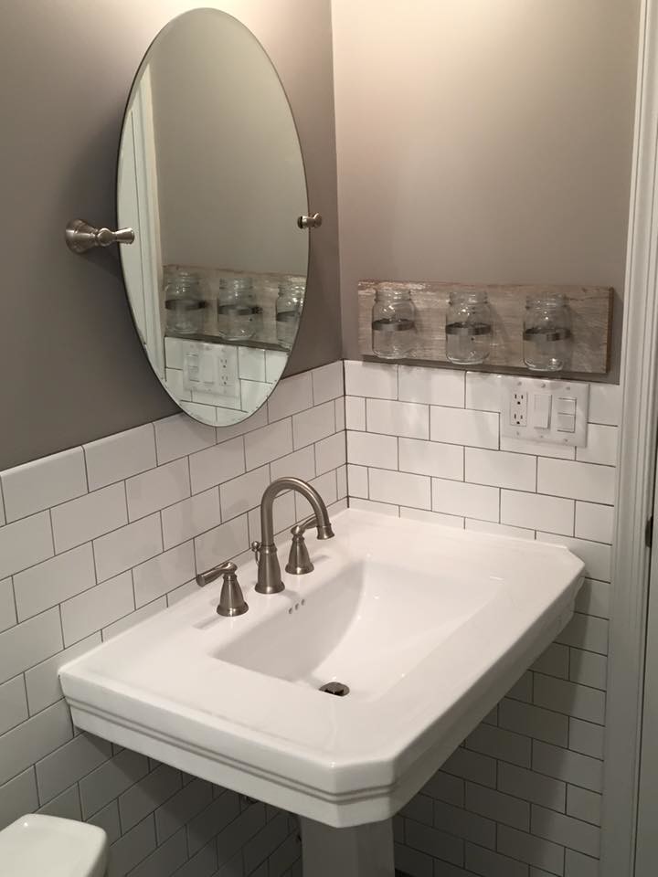Пример оригинального дизайна: маленькая ванная комната в классическом стиле с ванной в нише, душем над ванной, унитазом-моноблоком, белой плиткой, плиткой кабанчик, серыми стенами, полом из керамогранита, душевой кабиной и раковиной с пьедесталом для на участке и в саду