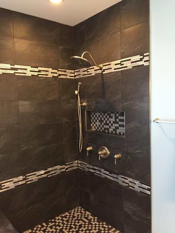 Exempel på ett stort klassiskt en-suite badrum, med luckor med upphöjd panel, vita skåp, ett hörnbadkar, en dusch i en alkov, svart kakel, stenkakel, blå väggar, klinkergolv i keramik, ett undermonterad handfat och granitbänkskiva