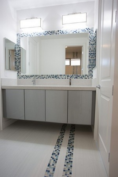 Ejemplo de cuarto de baño principal contemporáneo grande con armarios con paneles lisos, puertas de armario de madera oscura, encimera de cuarcita y baldosas y/o azulejos blancos
