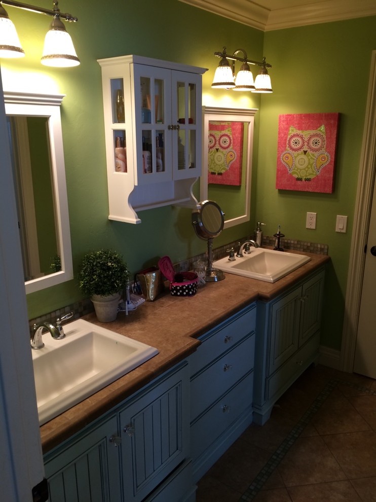 Inspiration för mellanstora moderna badrum med dusch, med luckor med lamellpanel, blå skåp, brun kakel, keramikplattor, gröna väggar, klinkergolv i keramik, ett nedsänkt handfat, laminatbänkskiva och brunt golv