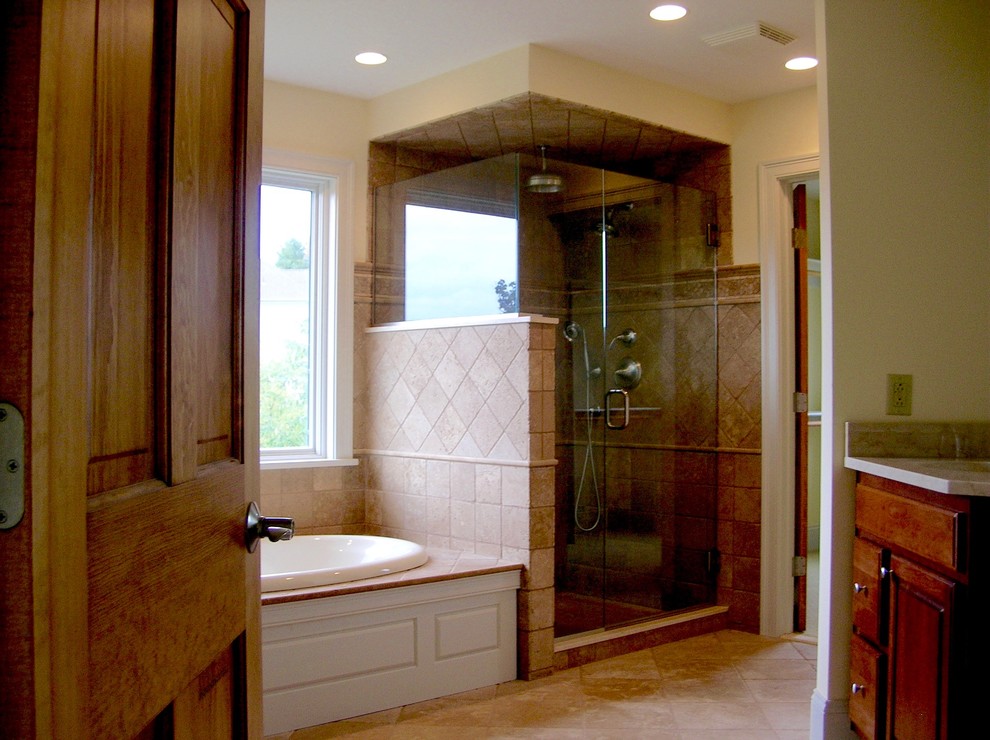 Inspiration för stora klassiska en-suite badrum, med luckor med upphöjd panel, skåp i mörkt trä, ett platsbyggt badkar, en hörndusch, stenkakel, gula väggar och travertin golv