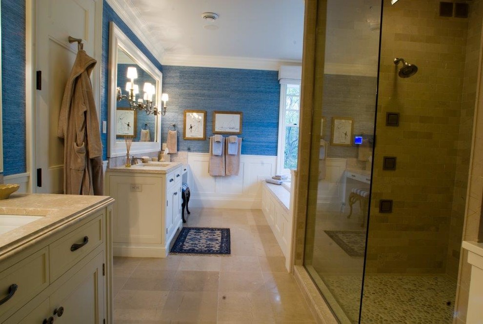 Пример оригинального дизайна: большая ванная комната в стиле неоклассика (современная классика) с фасадами в стиле шейкер, белыми фасадами, накладной ванной, душем в нише, раздельным унитазом, синей плиткой, синими стенами, полом из известняка, душевой кабиной, врезной раковиной, столешницей из известняка, бежевым полом и душем с распашными дверями
