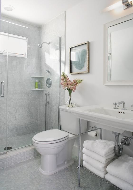 Exemple d'une salle de bain chic de taille moyenne avec WC à poser, un carrelage gris, mosaïque, un mur blanc, un sol en carrelage de terre cuite, un lavabo suspendu, un plan de toilette en surface solide et un placard sans porte.