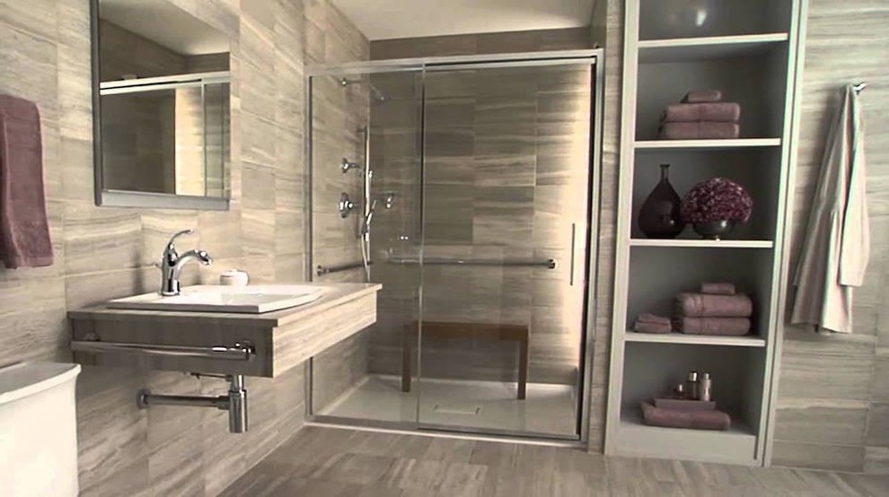 Diseño de cuarto de baño principal contemporáneo grande con armarios abiertos, ducha empotrada, paredes grises, lavabo suspendido, encimera de granito, baldosas y/o azulejos grises, baldosas y/o azulejos de porcelana y suelo de baldosas de porcelana