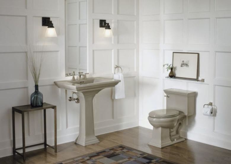 Modelo de cuarto de baño clásico de tamaño medio con sanitario de una pieza, paredes blancas, suelo de madera en tonos medios, aseo y ducha y lavabo con pedestal