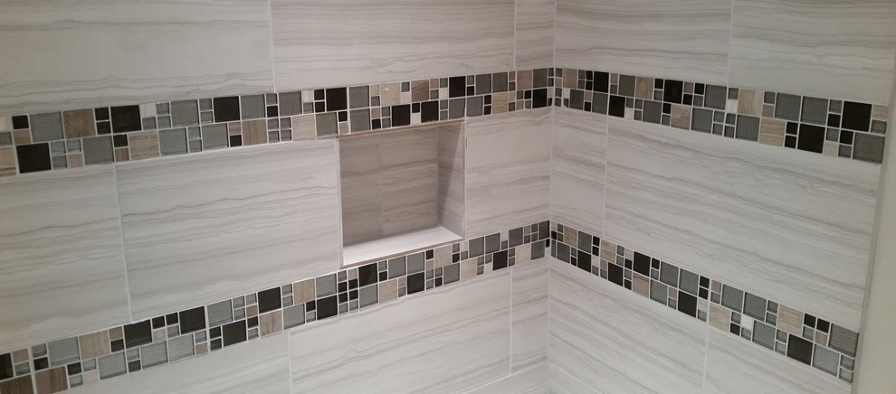 На фото: ванная комната в современном стиле с бежевой плиткой и керамической плиткой с