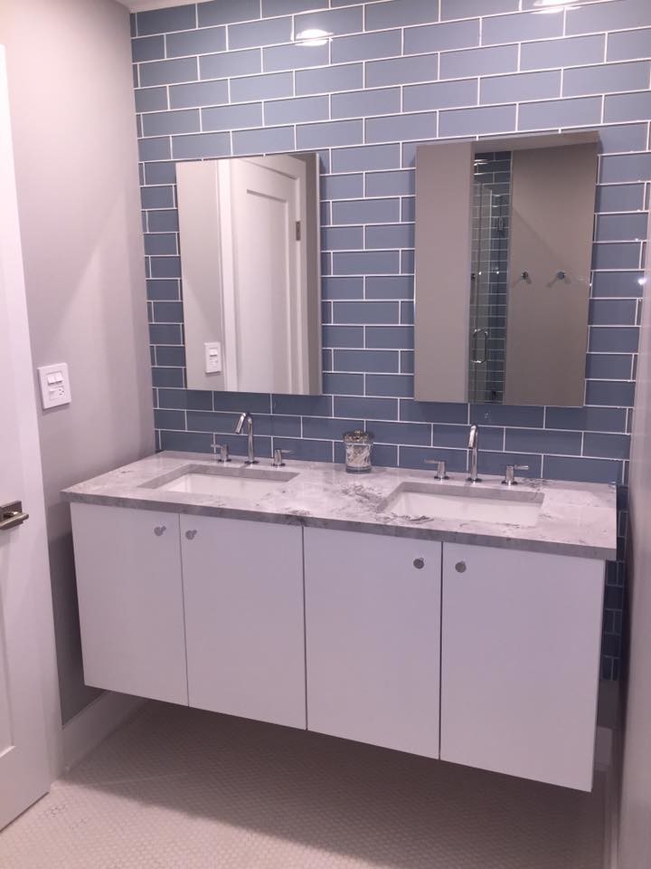Bild på ett mellanstort funkis en-suite badrum, med släta luckor, vita skåp, grå kakel, tunnelbanekakel, grå väggar, ett undermonterad handfat, marmorbänkskiva och beiget golv