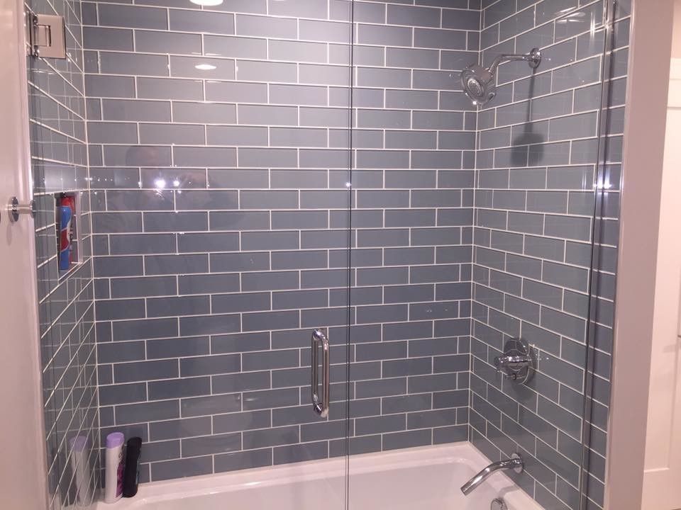 Inspiration för mellanstora moderna badrum, med ett badkar i en alkov, en dusch/badkar-kombination, grå kakel, tunnelbanekakel, beige väggar och dusch med gångjärnsdörr