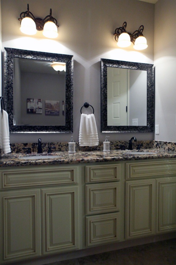 Aménagement d'une salle de bain classique avec un lavabo posé, un placard en trompe-l'oeil et un mur blanc.