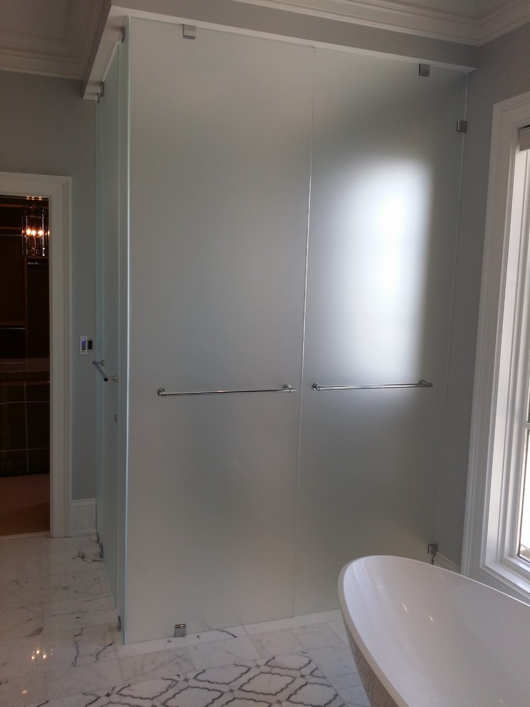 Bild på ett stort funkis en-suite badrum, med en hörndusch, vit kakel, grå väggar och marmorgolv