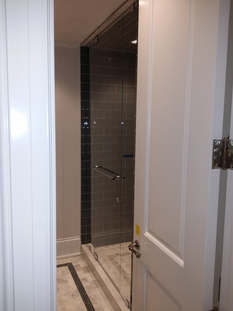На фото: большая главная ванная комната в современном стиле с белой плиткой, серыми стенами и мраморным полом