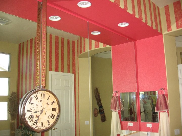 サクラメントにある中くらいなおしゃれなマスターバスルーム (オーバーカウンターシンク、赤い壁) の写真