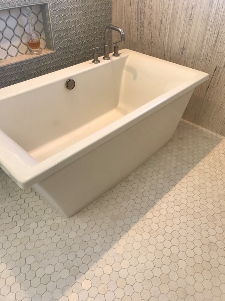 Esempio di una stanza da bagno padronale minimalista di medie dimensioni con vasca freestanding, pavimento in marmo e pavimento grigio