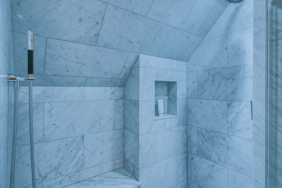 Cette photo montre une grande douche en alcôve principale chic avec un placard à porte shaker, des portes de placard blanches, du carrelage en marbre, un mur gris, un lavabo encastré, un plan de toilette en marbre, un sol beige et un plan de toilette gris.