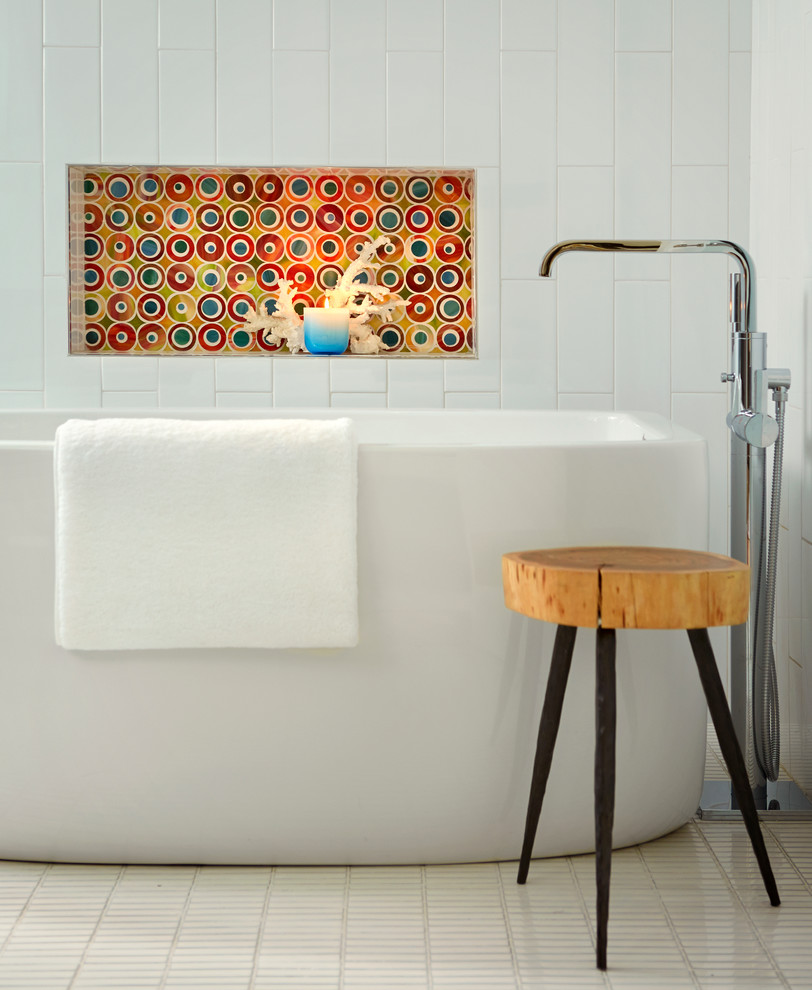 Идея дизайна: главная ванная комната среднего размера в современном стиле с фасадами с выступающей филенкой, светлыми деревянными фасадами, отдельно стоящей ванной, открытым душем, унитазом-моноблоком, белой плиткой, плиткой кабанчик, белыми стенами, полом из керамической плитки и накладной раковиной