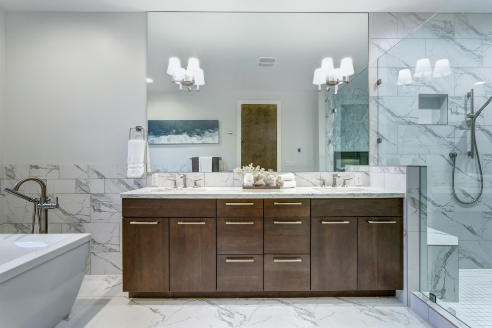 Inspiration för stora moderna grått en-suite badrum, med släta luckor, skåp i mellenmörkt trä, ett fristående badkar, en dusch i en alkov, grå kakel, vita väggar, ett undermonterad handfat och flerfärgat golv