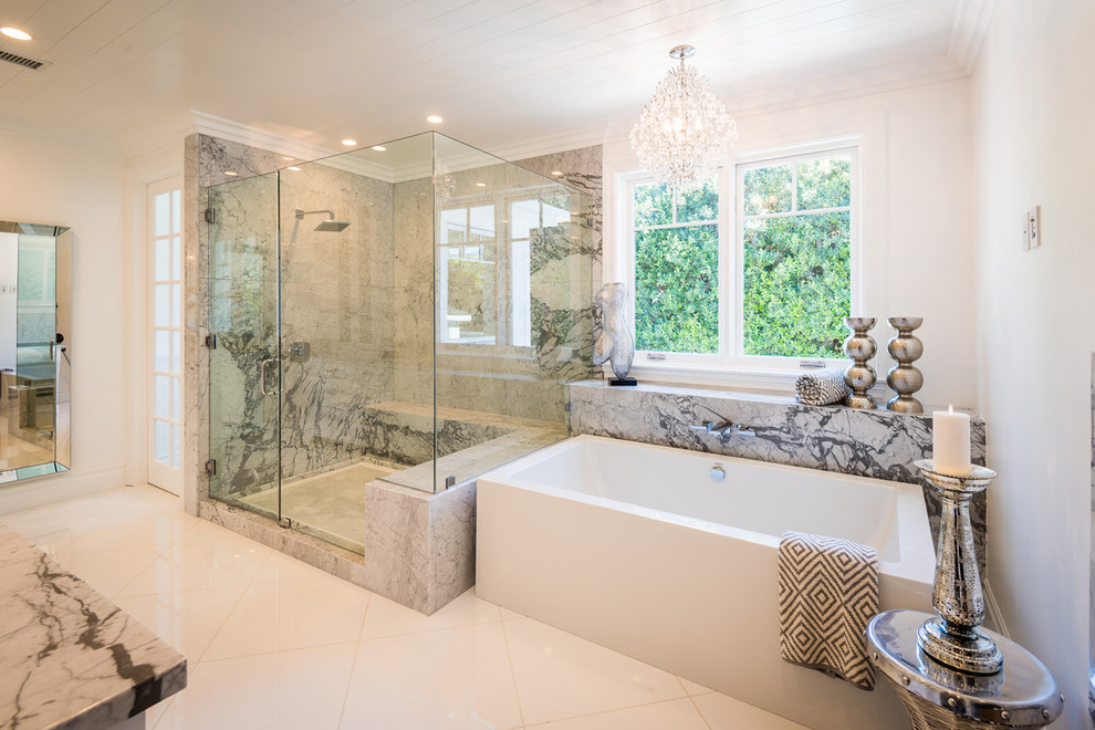 Свежая идея для дизайна: главная ванная комната в стиле неоклассика (современная классика) с накладной ванной, угловым душем, черно-белой плиткой, серой плиткой, белыми стенами, белым полом и душем с распашными дверями - отличное фото интерьера