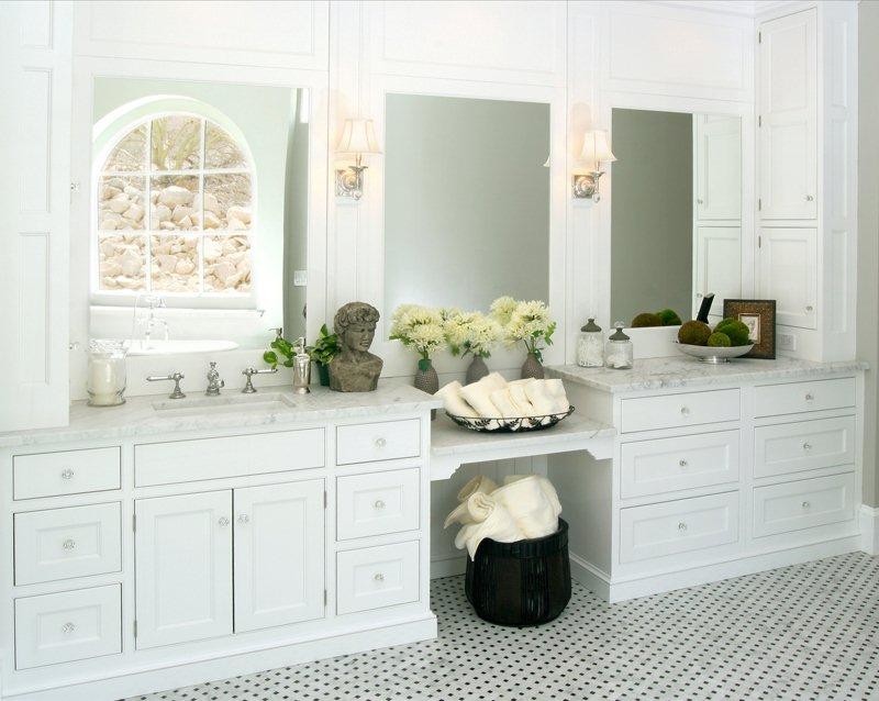 Foto di una grande stanza da bagno padronale chic con ante in stile shaker, ante bianche, pareti grigie, lavabo sottopiano, top in marmo e pavimento bianco