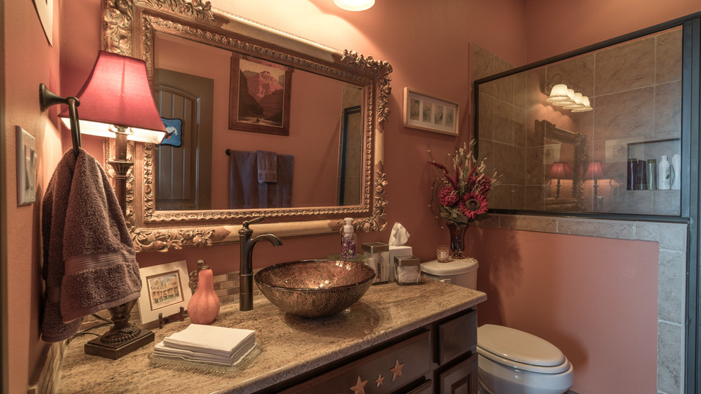 Свежая идея для дизайна: ванная комната среднего размера в стиле фьюжн с фасадами с выступающей филенкой, темными деревянными фасадами, душем в нише, раздельным унитазом, серой плиткой, керамической плиткой, розовыми стенами, душевой кабиной, настольной раковиной и столешницей из гранита - отличное фото интерьера