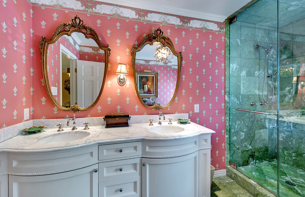 Immagine di una stanza da bagno padronale tradizionale con lavabo sottopiano, ante con riquadro incassato, ante bianche, doccia aperta e pareti rosa