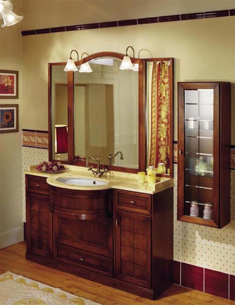 Ejemplo de cuarto de baño principal tradicional pequeño con lavabo encastrado, puertas de armario de madera oscura, encimera de cuarzo compacto, baldosas y/o azulejos beige, paredes beige y suelo de madera clara