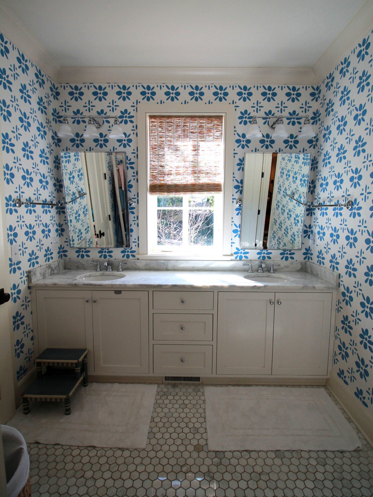 Idéer för att renovera ett mellanstort vintage vit vitt badrum med dusch, med skåp i shakerstil, vita skåp, vit kakel, flerfärgade väggar, mosaikgolv, ett undermonterad handfat, marmorbänkskiva och vitt golv