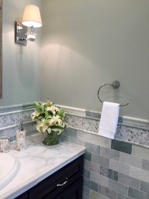 Esempio di una stanza da bagno con doccia chic di medie dimensioni con ante lisce, ante in legno bruno, piastrelle grigie, piastrelle verdi, piastrelle bianche, piastrelle diamantate, pareti grigie, lavabo da incasso e top in marmo