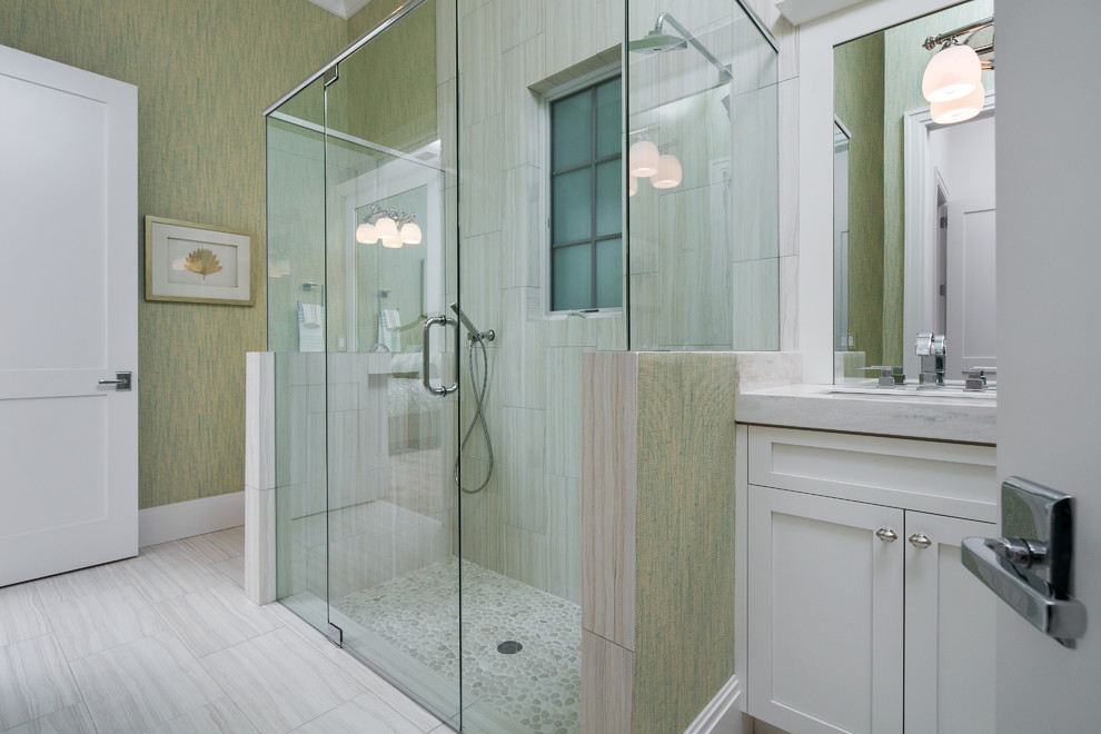 На фото: большая главная ванная комната в морском стиле с фасадами в стиле шейкер, белыми фасадами, душем без бортиков, серой плиткой, каменной плиткой, зелеными стенами, полом из травертина, врезной раковиной и мраморной столешницей