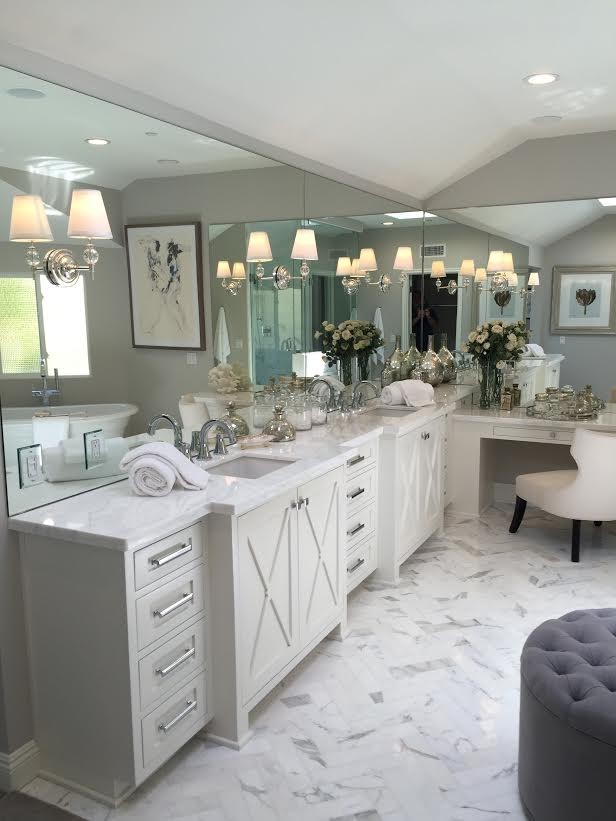 Immagine di una grande stanza da bagno padronale tradizionale con consolle stile comò, ante bianche, pareti grigie, pavimento in marmo, lavabo sottopiano, top in marmo e pavimento bianco