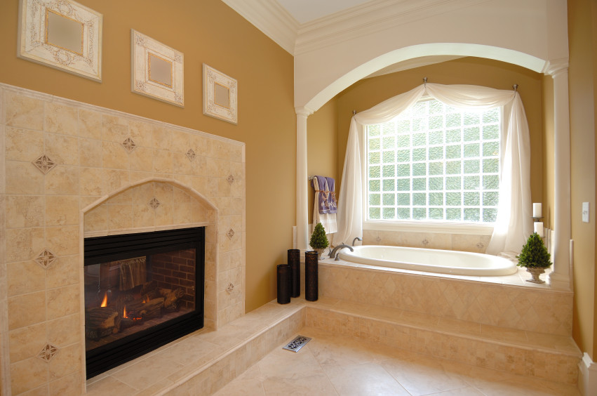 Immagine di una stanza da bagno padronale minimal di medie dimensioni con top piastrellato, piastrelle beige, vasca da incasso, pareti beige, pavimento in gres porcellanato e pavimento beige