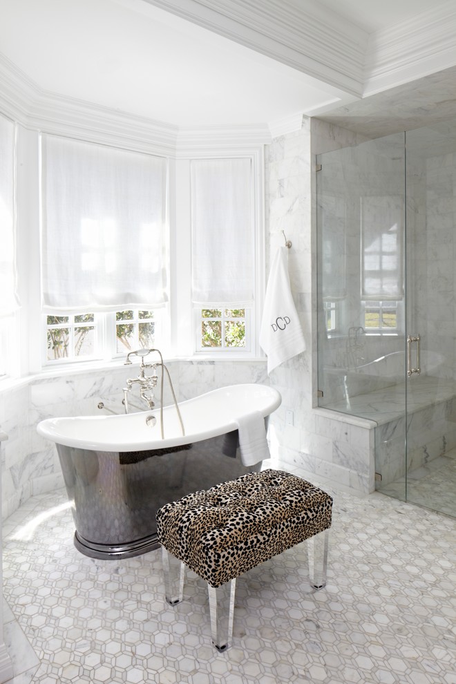 На фото: главная ванная комната среднего размера в стиле фьюжн с плоскими фасадами, белыми фасадами, отдельно стоящей ванной, душем в нише, зеленой плиткой, разноцветной плиткой, белой плиткой, каменной плиткой, бежевыми стенами, мраморным полом, врезной раковиной и мраморной столешницей