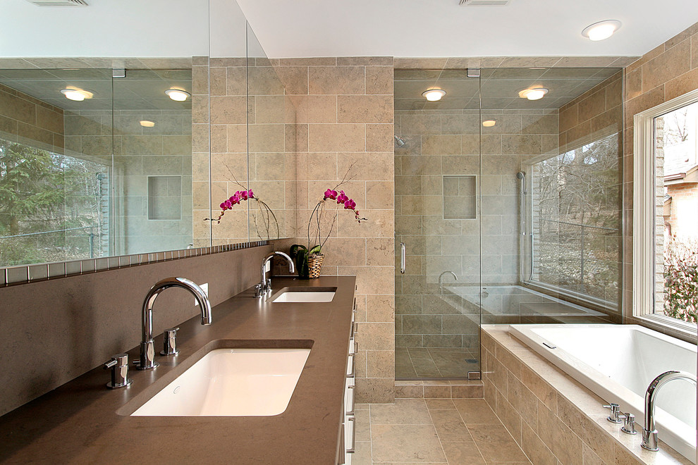 Großes Modernes Badezimmer En Suite mit weißen Schränken, Einbaubadewanne, Nasszelle, beiger Wandfarbe, Travertin und Unterbauwaschbecken in San Diego