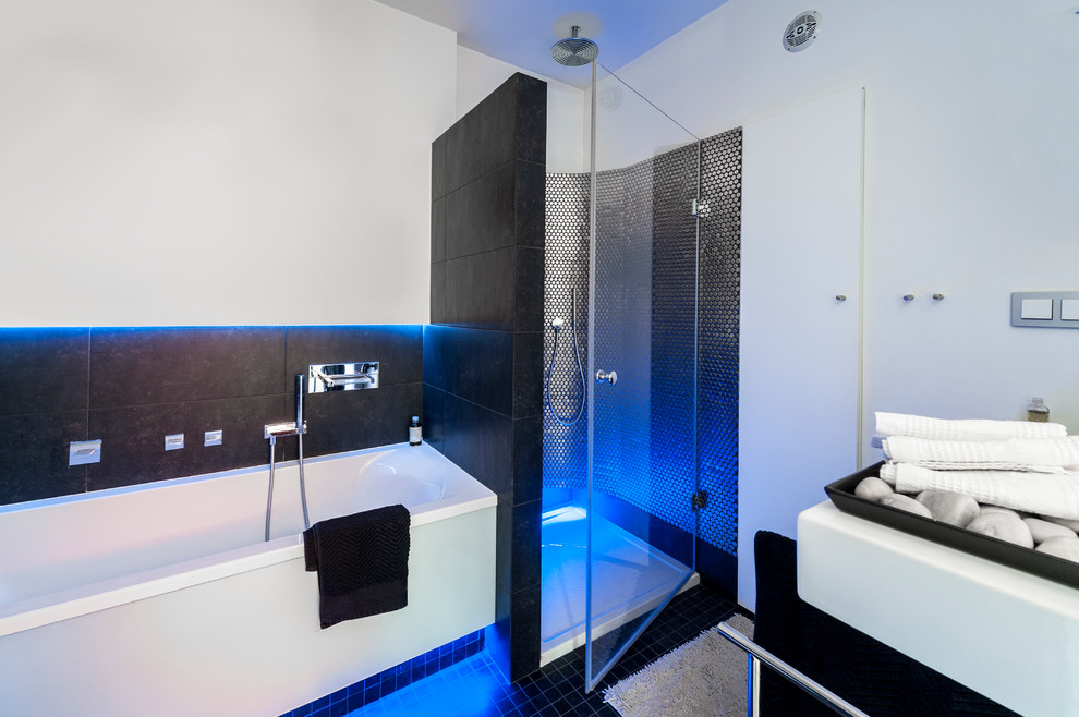 Foto di una grande stanza da bagno padronale minimalista con doccia ad angolo, pareti bianche e pavimento in gres porcellanato