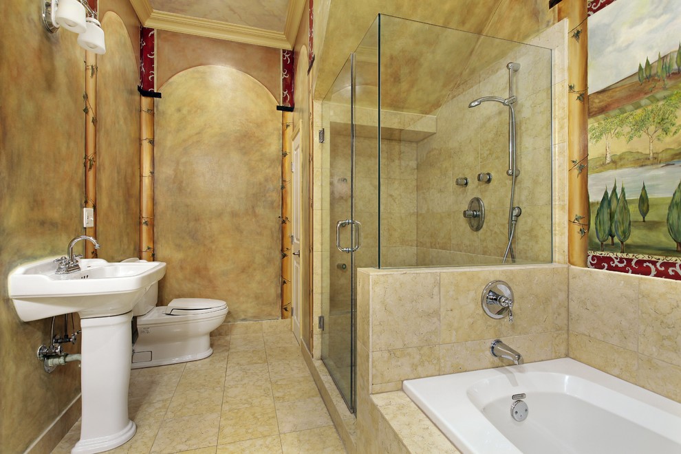 Идея дизайна: большая главная ванная комната в средиземноморском стиле с угловым душем, раздельным унитазом, накладной ванной, бежевыми стенами, полом из травертина и раковиной с пьедесталом