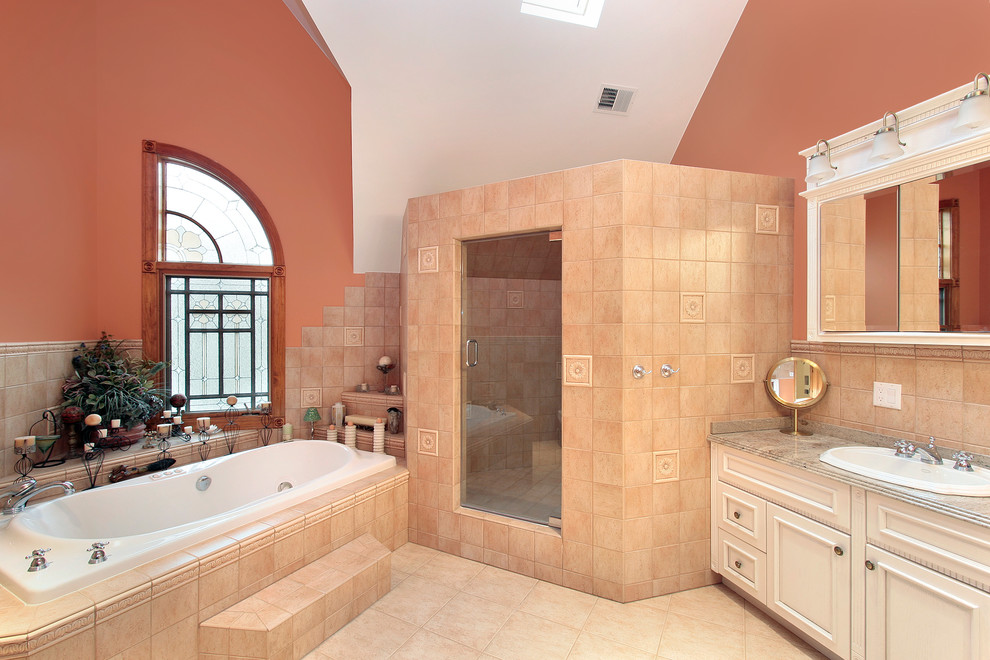 Идея дизайна: большая главная ванная комната в классическом стиле с фасадами в стиле шейкер, белыми фасадами, накладной ванной, душевой комнатой, оранжевыми стенами, полом из травертина, врезной раковиной и столешницей из искусственного кварца