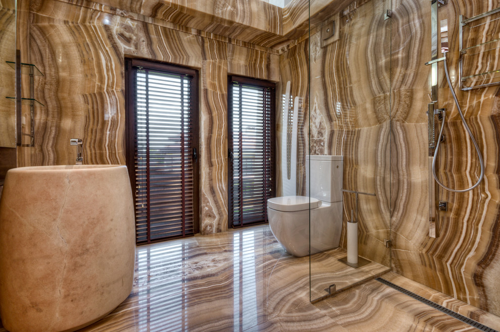 На фото: большая главная ванная комната в стиле модернизм с бежевыми фасадами, душевой комнатой, коричневыми стенами и раздельным унитазом с
