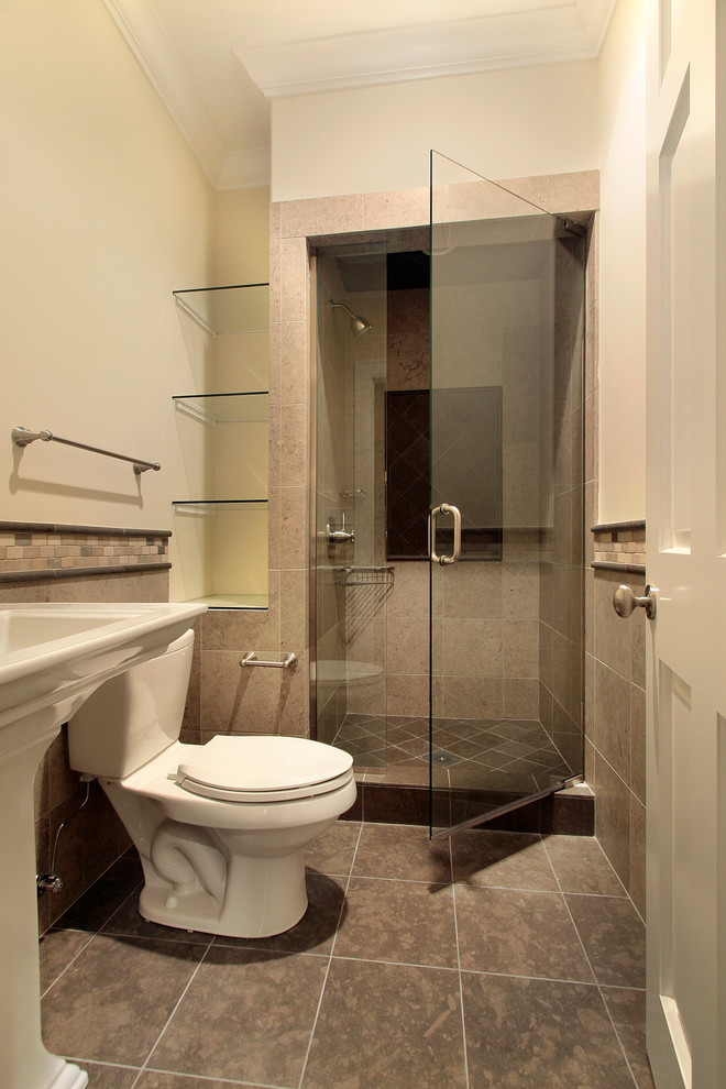 Idee per una stanza da bagno con doccia tradizionale di medie dimensioni con WC a due pezzi, zona vasca/doccia separata, pareti beige, pavimento in ardesia e lavabo a colonna