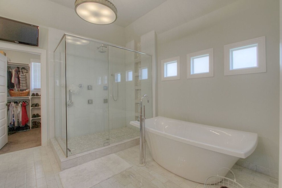 Idéer för ett stort modernt en-suite badrum, med släta luckor, skåp i ljust trä, ett fristående badkar, en hörndusch, vit kakel, tunnelbanekakel, vita väggar, klinkergolv i porslin, ett nedsänkt handfat och granitbänkskiva