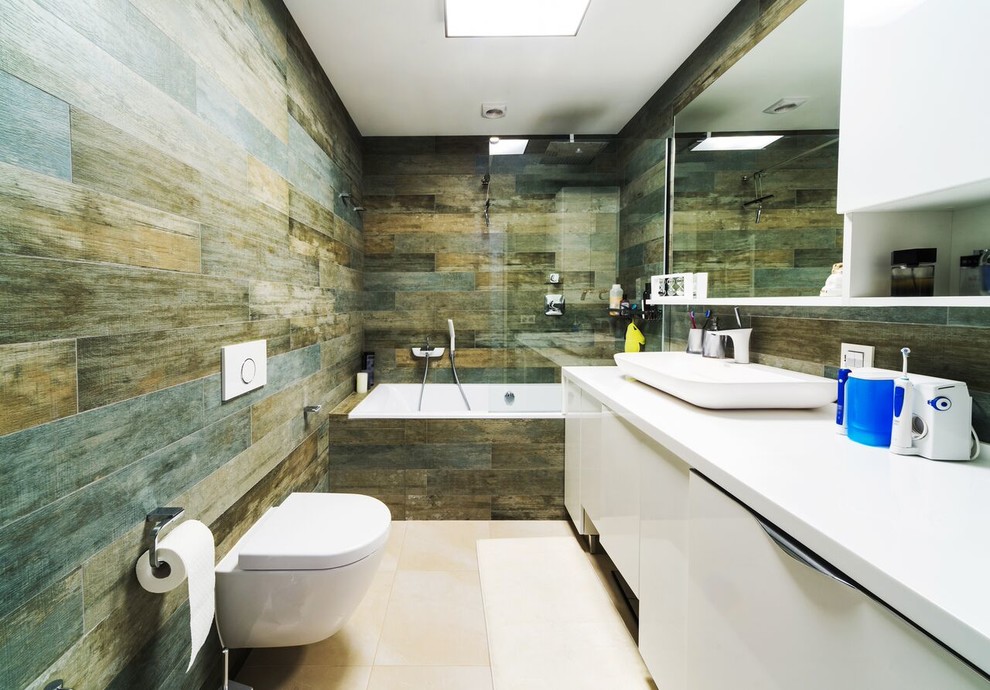 Свежая идея для дизайна: ванная комната в современном стиле с плоскими фасадами, белыми фасадами, душем над ванной, унитазом-моноблоком, полом из известняка, душевой кабиной, настольной раковиной и столешницей из искусственного камня - отличное фото интерьера