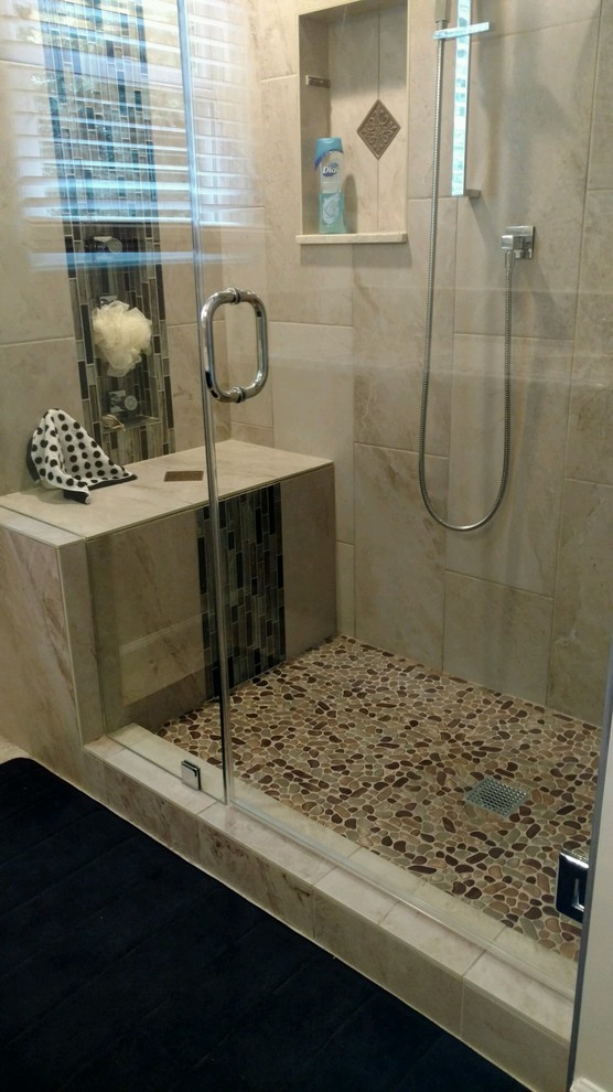 Idéer för att renovera ett litet funkis badrum med dusch, med släta luckor, skåp i mörkt trä, en hörndusch, en toalettstol med separat cisternkåpa, beige kakel, mosaik, beige väggar, klinkergolv i keramik och laminatbänkskiva