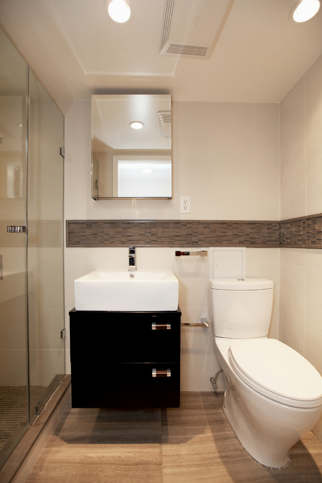 Inspiration för mellanstora klassiska badrum med dusch, med möbel-liknande, svarta skåp, en dusch i en alkov, en toalettstol med separat cisternkåpa, grå kakel, cementkakel, ett fristående handfat, bänkskiva i akrylsten och dusch med gångjärnsdörr