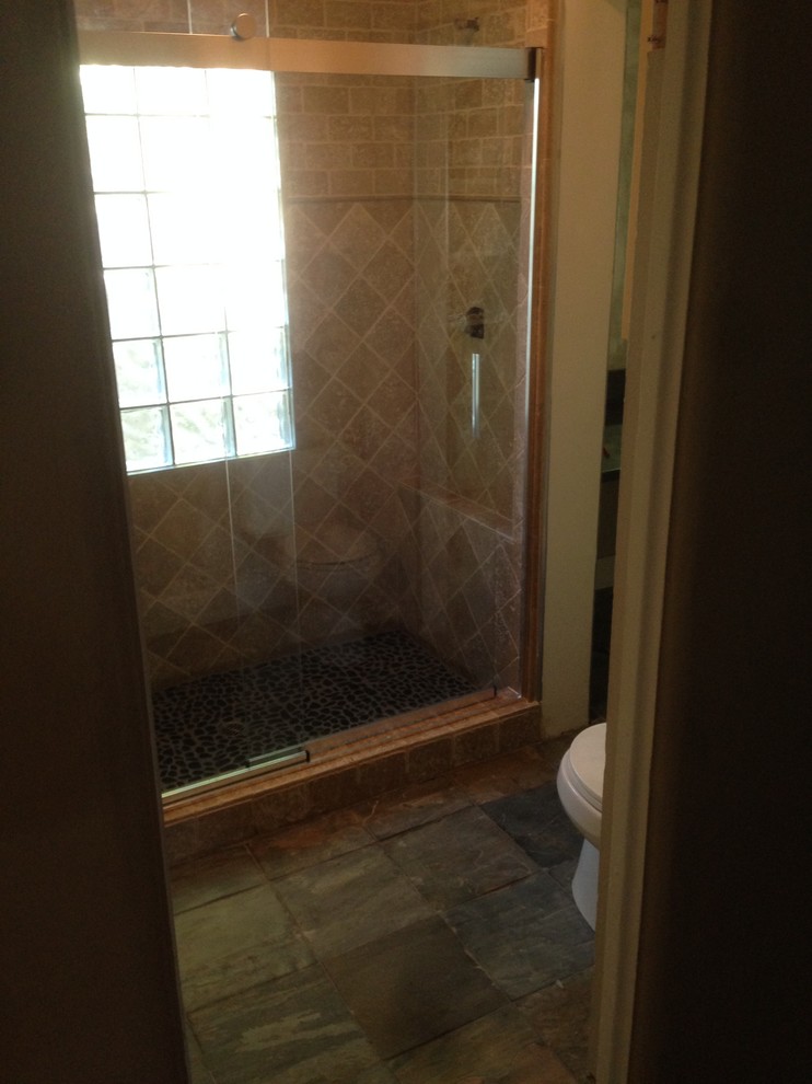 Стильный дизайн: ванная комната среднего размера в стиле неоклассика (современная классика) с душем в нише, раздельным унитазом, разноцветной плиткой, керамической плиткой, бежевыми стенами, полом из терракотовой плитки и врезной раковиной - последний тренд