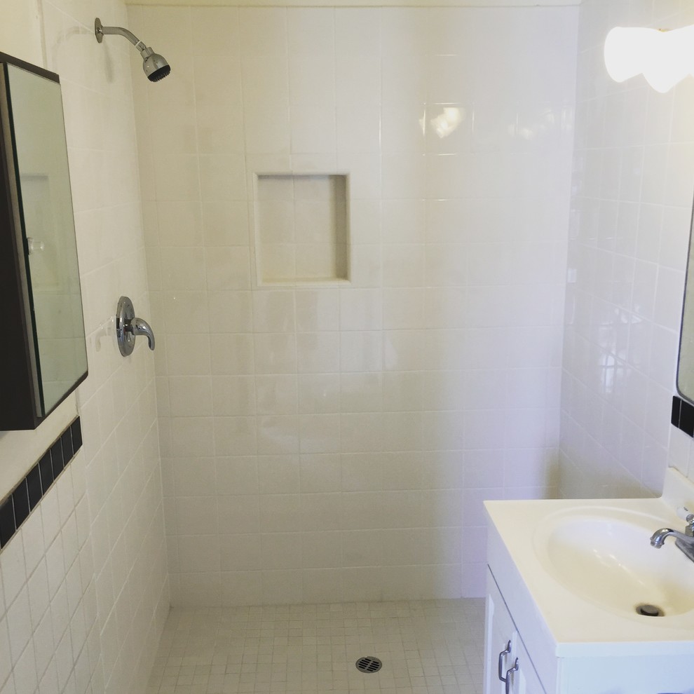 Inredning av ett klassiskt litet badrum med dusch, med skåp i shakerstil, vita skåp, en öppen dusch, en toalettstol med separat cisternkåpa, vita väggar, klinkergolv i keramik och ett undermonterad handfat