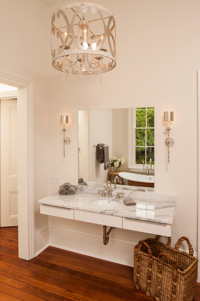 Пример оригинального дизайна: большая главная ванная комната в классическом стиле с белыми стенами, паркетным полом среднего тона, подвесной раковиной и мраморной столешницей