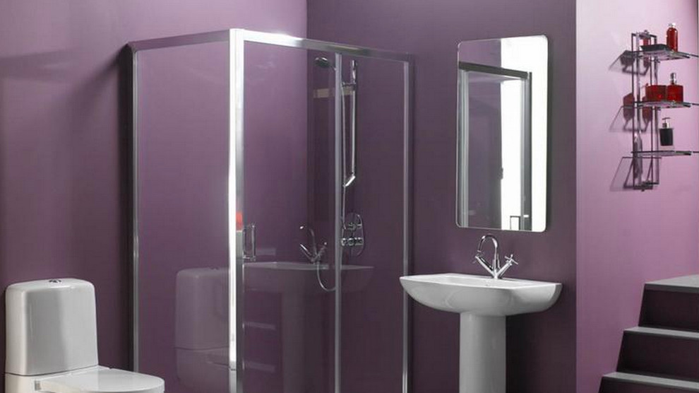 Пример оригинального дизайна: ванная комната среднего размера с раковиной с пьедесталом, душем в нише, унитазом-моноблоком, фиолетовыми стенами и душевой кабиной