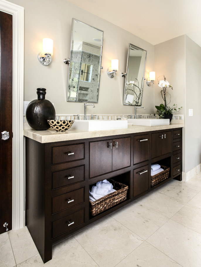 Modelo de cuarto de baño principal moderno grande con armarios con paneles lisos, puertas de armario de madera en tonos medios, paredes grises, suelo de baldosas de porcelana, lavabo sobreencimera y encimera de granito