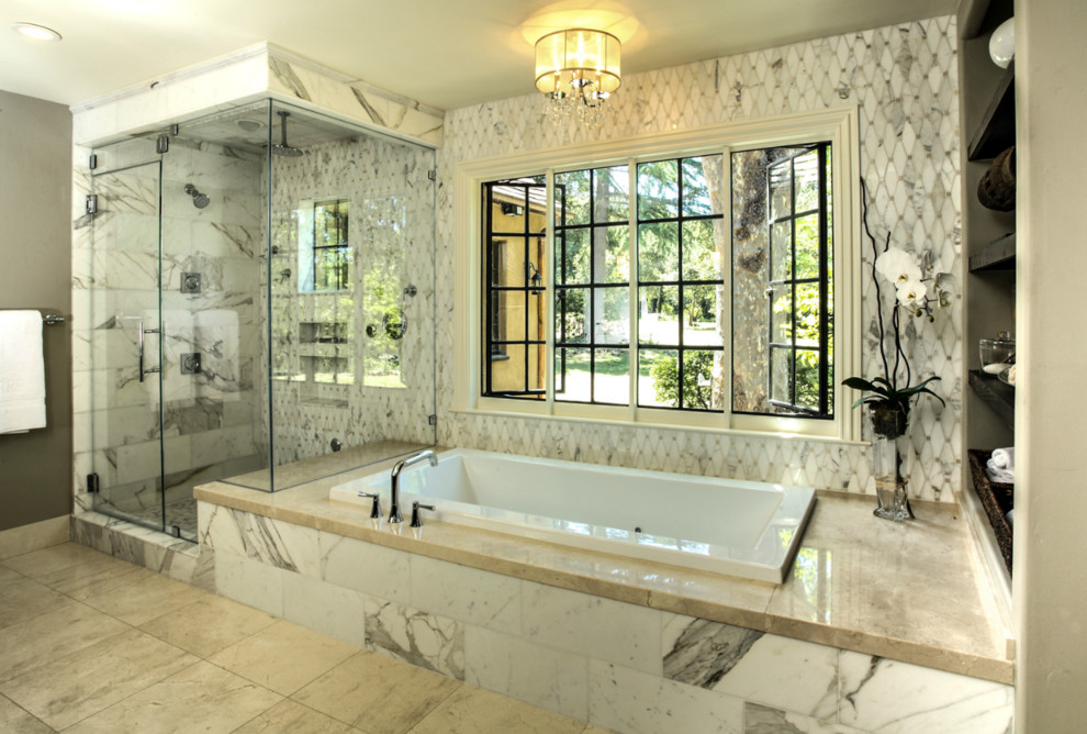 На фото: большая главная ванная комната в стиле модернизм с открытыми фасадами, темными деревянными фасадами, ванной в нише, угловым душем, каменной плиткой, серыми стенами, полом из известняка и столешницей из гранита
