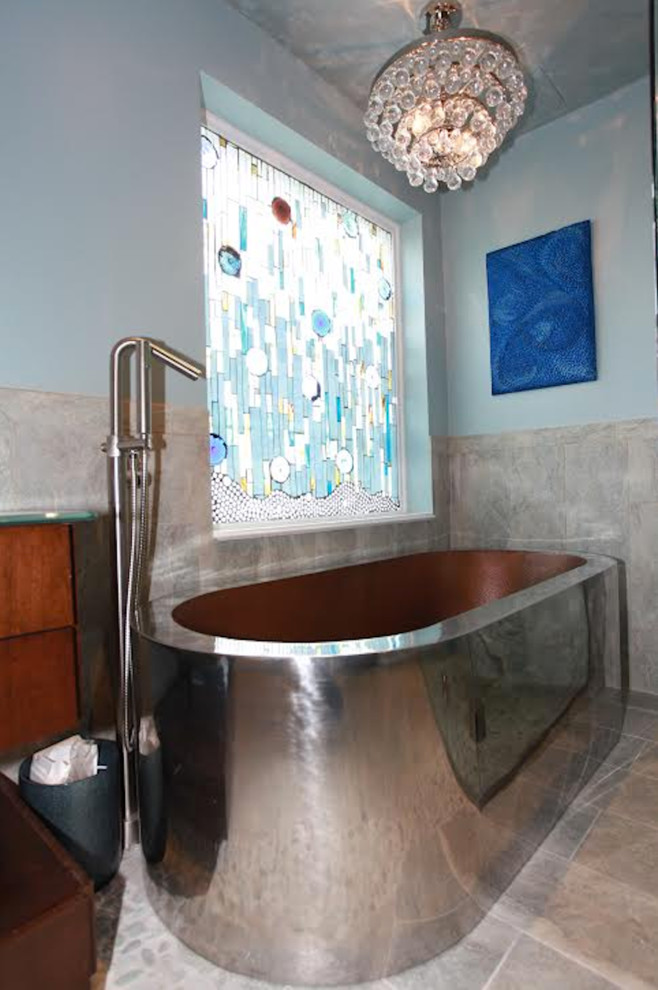 Пример оригинального дизайна: большая главная ванная комната в стиле модернизм с плоскими фасадами, темными деревянными фасадами, душем без бортиков, раздельным унитазом, синими стенами, полом из галечной плитки, настольной раковиной, стеклянной столешницей, душем с распашными дверями и отдельно стоящей ванной