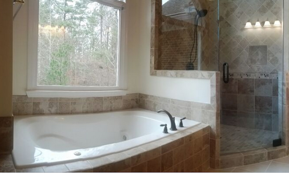 Стильный дизайн: главная ванная комната в классическом стиле с накладной ванной, угловым душем, бежевой плиткой, керамической плиткой, бежевыми стенами и полом из керамической плитки - последний тренд