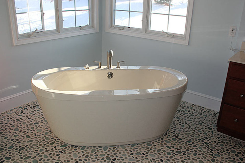 Idee per una stanza da bagno padronale classica di medie dimensioni con ante lisce e ante in legno bruno